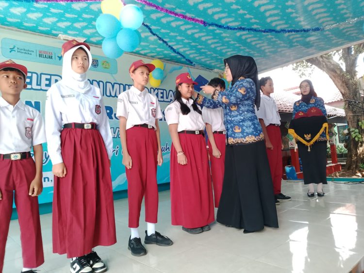 Isak Tangis Iringi Pelepasan 124 Siswa Kelas 6 SDN Mekarjaya 11, 100 Persen Lulus