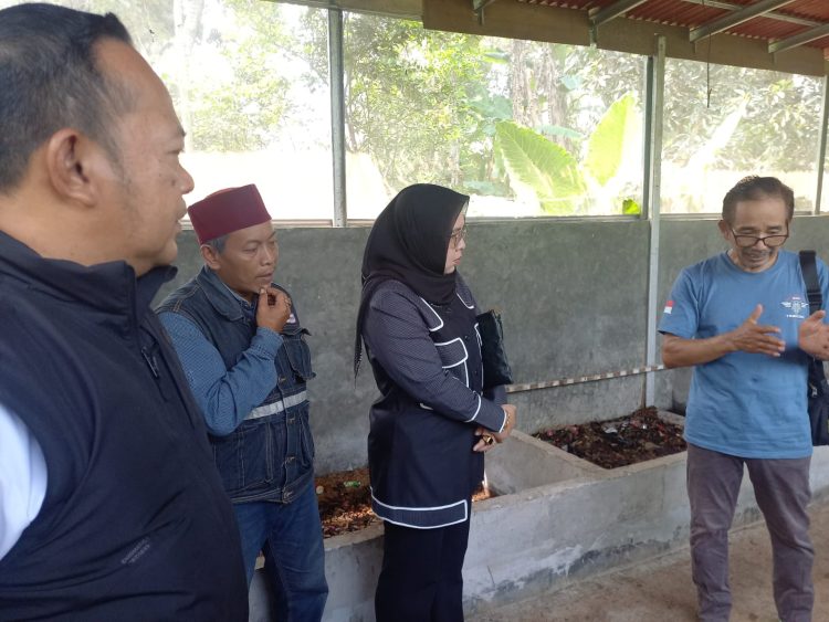 Kurangi Sampah Organik, Hj. Qonita Lutfiah Apresiasi Penggiat Budidaya Maggot di Bojongsari