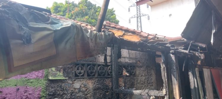 Nyaris Merembet ke Kelas! Kantin SDN Depok Jaya 1 Terbakar Saat Subuh