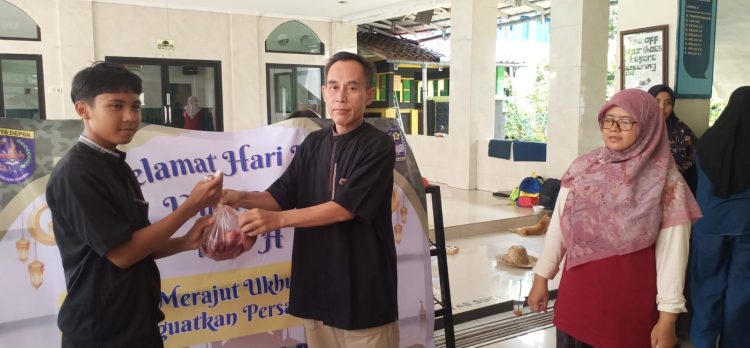 SMPN 5 Depok Salurkan 325 Paket Daging Qurban kepada Siswa dan Warga Sekitar