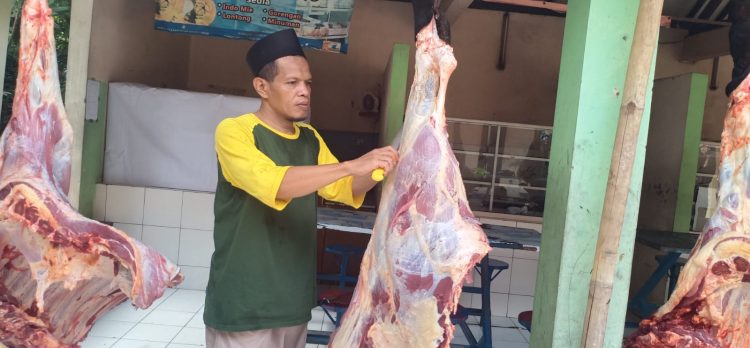 SMP Negeri 2 Depok Sembelih 15 Hewan Kurban dan Bagikan 400 Paket Daging kepada Warga