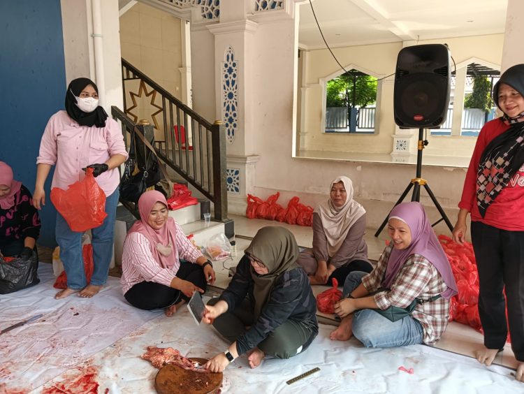 SMPN 20 Depok Salurkan 260 Paket Daging Qurban kepada Siswa dan Warga Sekitar