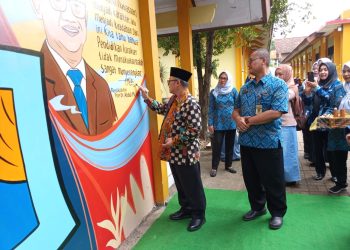 Mendikdasmen Abdul Mu’ti Tandatangani Mural Sosialisasi di SMAN 1 Mayong Jepara