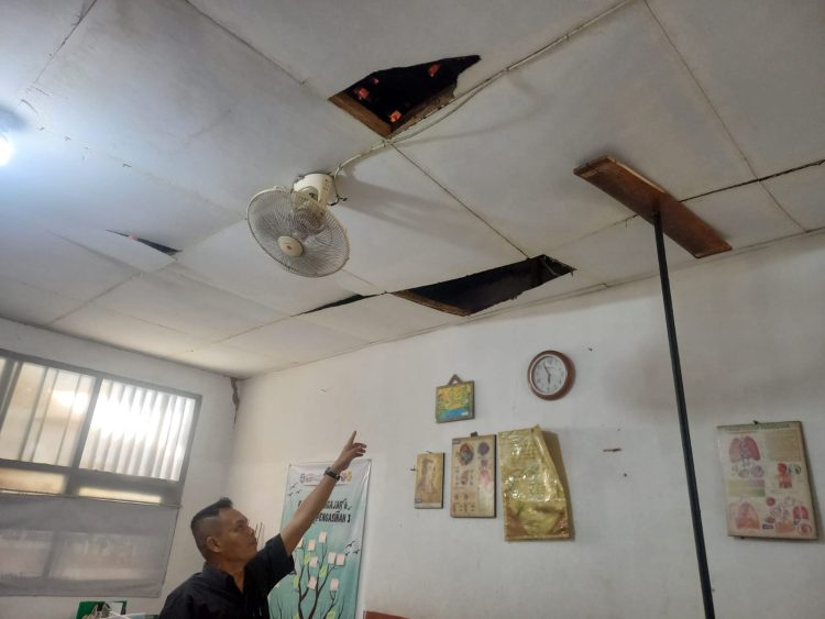 Bahaya Mengintai Proses Belajar, Tiga Ruang Kelas SDN Pengasinan 03 Rusak Berat