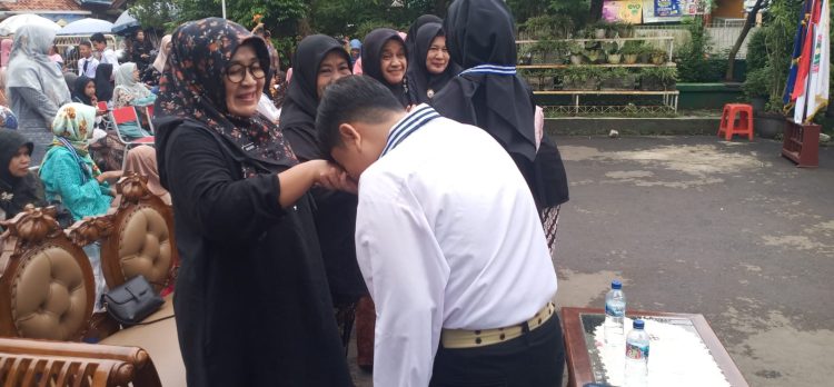 SDN Kalibaru 3 Cilodong Lepas 115 Siswa Kelas VI dengan Penuh Haru