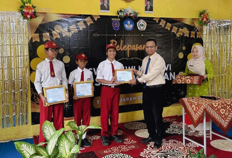 SDN Sawangan 02 Beri Penghargaan kepada Siswa Berprestasi dalam Acara Pelepasan Kelas 6