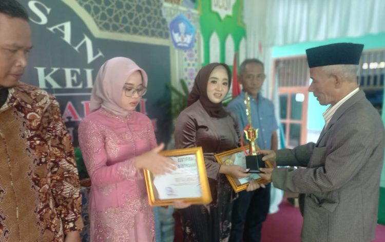 92 Siswa SMK Bina Insani Dilepas, Tiga Siswa Berprestasi Raih Piagam dan Piala