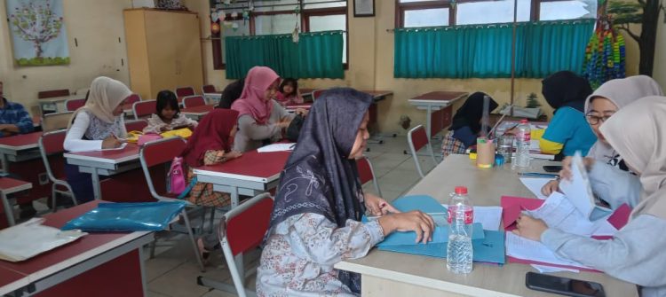 Antusiasme Orang Tua Warnai Daftar Ulang Siswa Baru di SDN Kalimulya 1