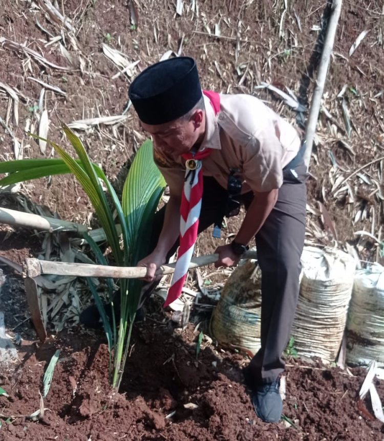 Kwaran Sawangan Ikut Aksi Bersih Sungai dan Tanam Pohon dalam Bulan Bakti Pramuka 2025