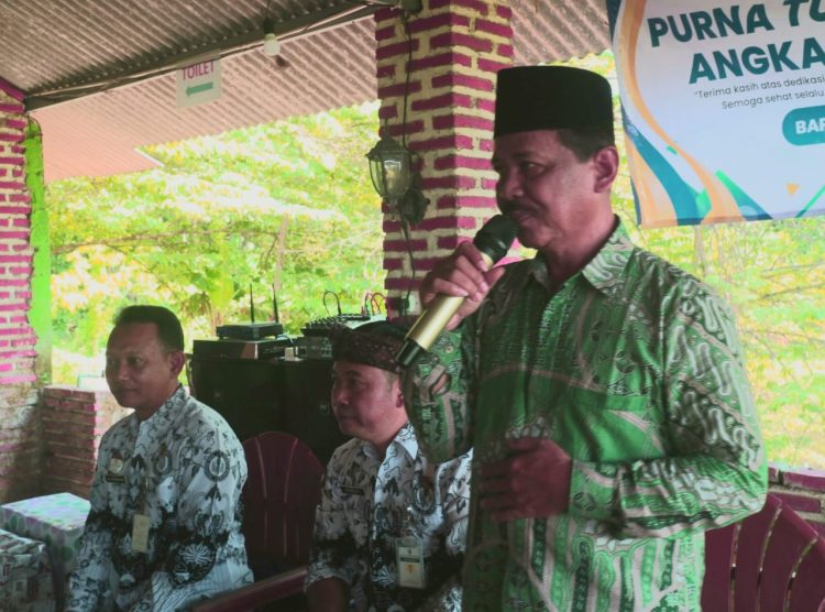 Duka di Balik Pengabdian: Guru Ini Pensiun Tanpa Jaminan Setelah 23 Tahun Mengajar