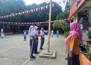 Siswa Kelas 5 SDN Pondok Petir 01 Latihan Upacara Bendera
