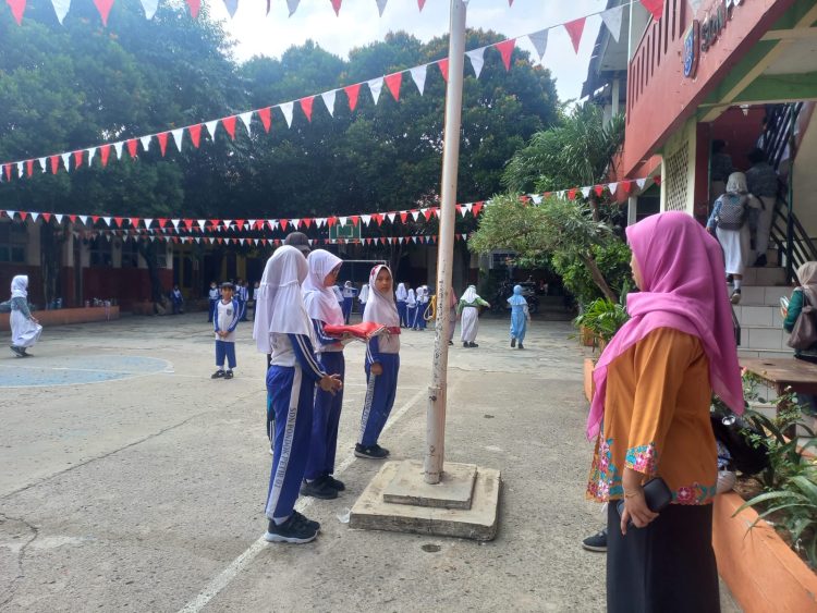 Siswa Kelas 5 SDN Pondok Petir 01 Latihan Upacara Bendera