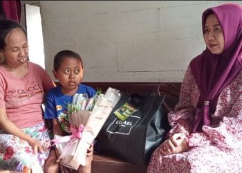 Hj. Lusiana Afrianti Menangis Saat Kunjungi Nanda, Siswa Kelas 5 Penderita Tumor