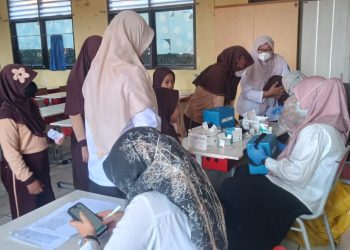 Siswa SDN Depok Baru 3 Dapat Layanan Pemeriksaan Kesehatan dan Imunisasi Gratis