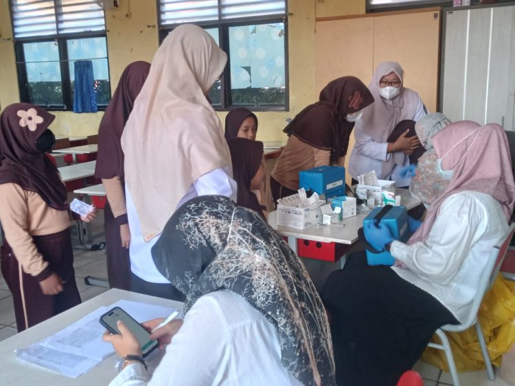Siswa SDN Depok Baru 3 Dapat Layanan Pemeriksaan Kesehatan dan Imunisasi Gratis