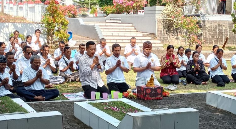 Sambut HUT RI ke-80, Vihara Giri Santi Loka Gelar Doa Bersama dan Bersihkan Makam Pahlawan