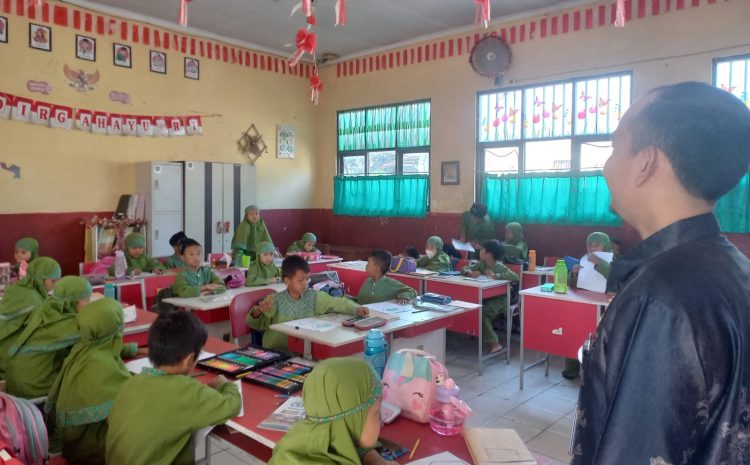 Meriahkan HUT RI ke-80, SDN Bedahan 04  Adakan Lomba Menghias Kelas dan Penampilan Band Sekolah