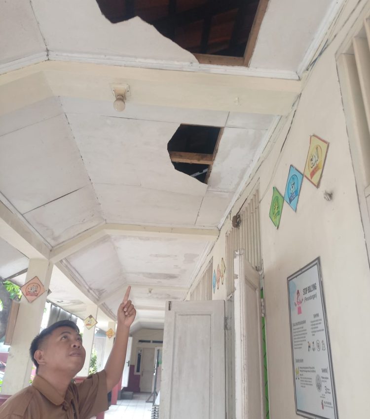 SDN Cinangka 04 Sawangan Butuh Rehabilitasi, Plafond Rusak dan Kekurangan Toilet