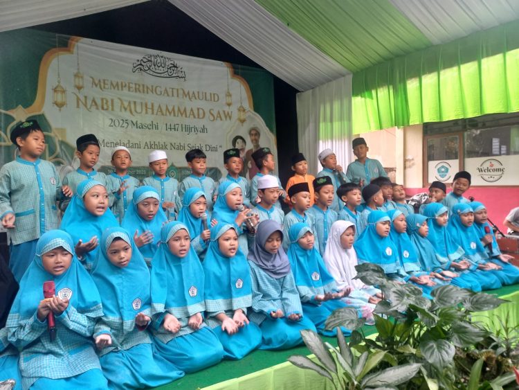 SDN Sawangan 04 Peringati Maulid Nabi SAW, Santuni Yatim dan Donasi untuk Palestina