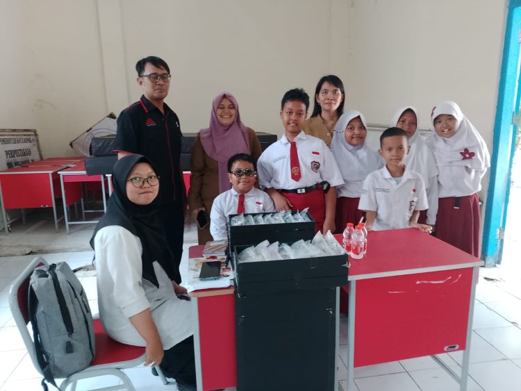 SDN Mekarjaya 20 Adakan Pemeriksaan Mata dan Bagikan Kacamata Gratis untuk Siswa Yatim