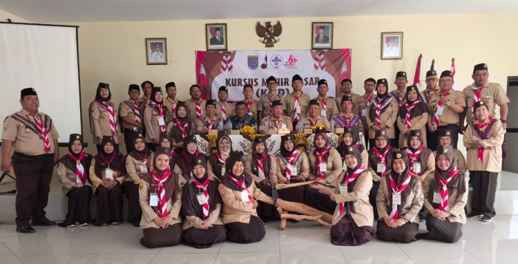 Kwarran Tapos Fasilitasi Kursus Mahir Dasar (KMD) Pramuka bagi Guru dan Kepala Sekolah