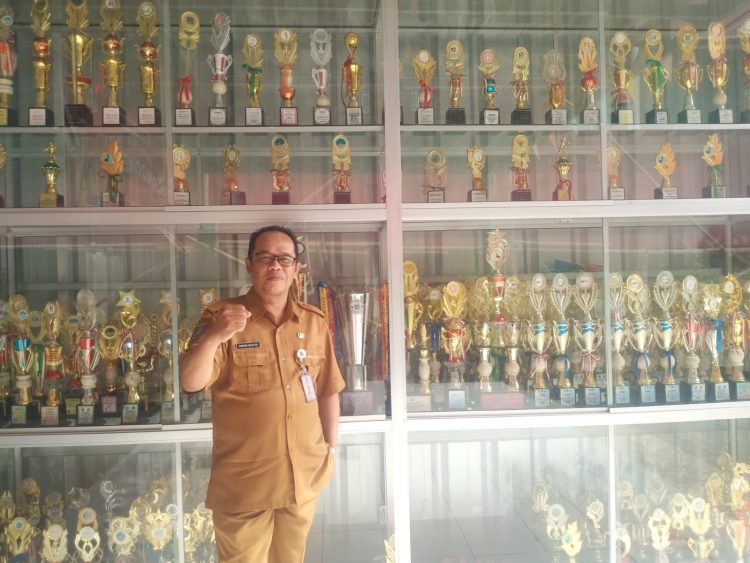 Kepsek Endang Wahyudi Antar SDN Tanah Baru 3 Raih Banyak Prestasi