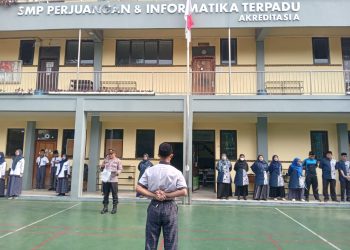 Police Goes to School: Polsek Pancoran Mas Kunjungi SMP Perjuangan dan Informatika Terpadu