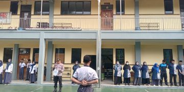 Police Goes to School: Polsek Pancoran Mas Kunjungi SMP Perjuangan dan Informatika Terpadu