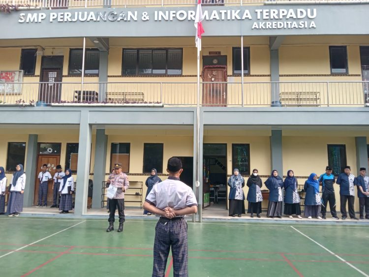 Police Goes to School: Polsek Pancoran Mas Kunjungi SMP Perjuangan dan Informatika Terpadu