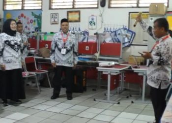 “Kerudung Putih Batik Hitam” — Pantun Ketua PGRI Cipayung Kobarkan Soliditas dan Semangat Guru!