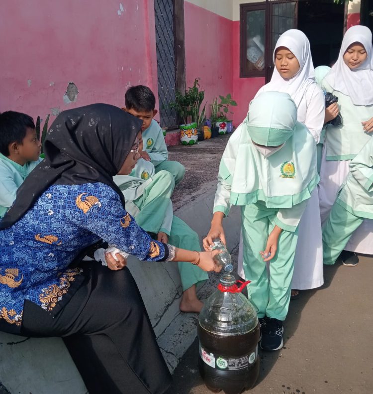 SDN Depok Baru 1 Kumpulkan Minyak Jelantah, Edukasi Lingkungan bagi Siswa dan Orang Tua