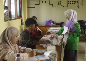 Siswa SMK Bina Mandiri Paparkan Hasil PKL di Hadapan Guru Penguji