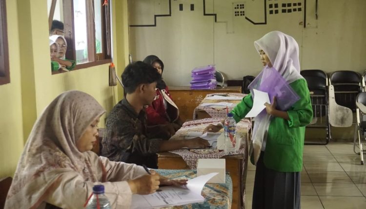 Siswa SMK Bina Mandiri Paparkan Hasil PKL di Hadapan Guru Penguji