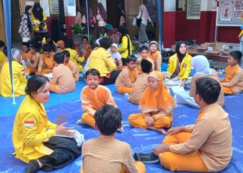 Siswa SDN Pancoran Mas 1 Belajar Membatik Bersama Mahasiswa UI