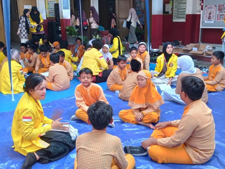 Siswa SDN Pancoran Mas 1 Belajar Membatik Bersama Mahasiswa UI