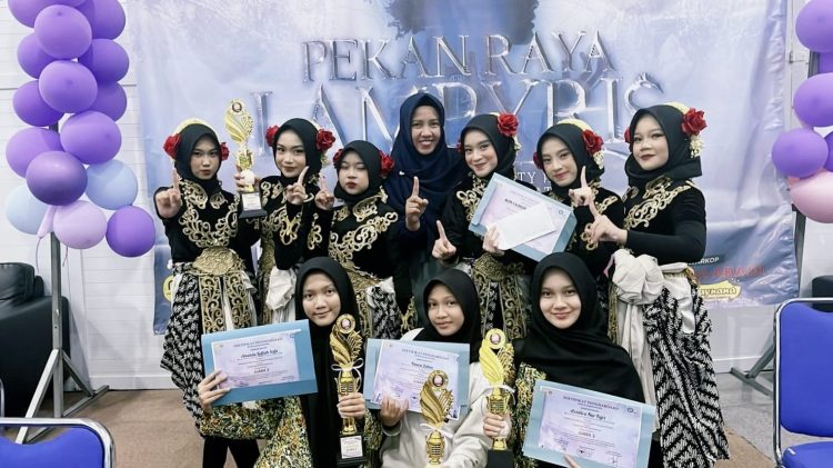 MAN 1 Bogor Sabet 4 Piala di Ajang Lomba Lampyris UNPAK 2025