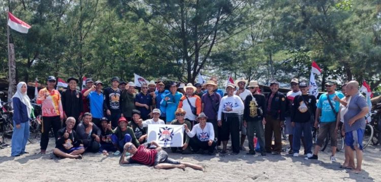 Aksi Bersih Pantai, KOSTI Lombok Barat Ajak Warga Jaga Lingkungan Pesisir