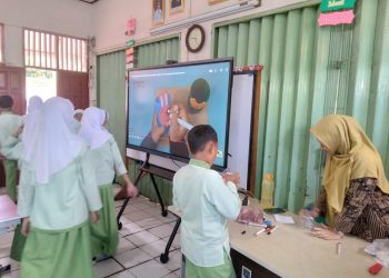 SDN Krukut 1 Manfaatkan Papan Interaktif, Wujudkan Pembelajaran Digital yang Menyenangkan