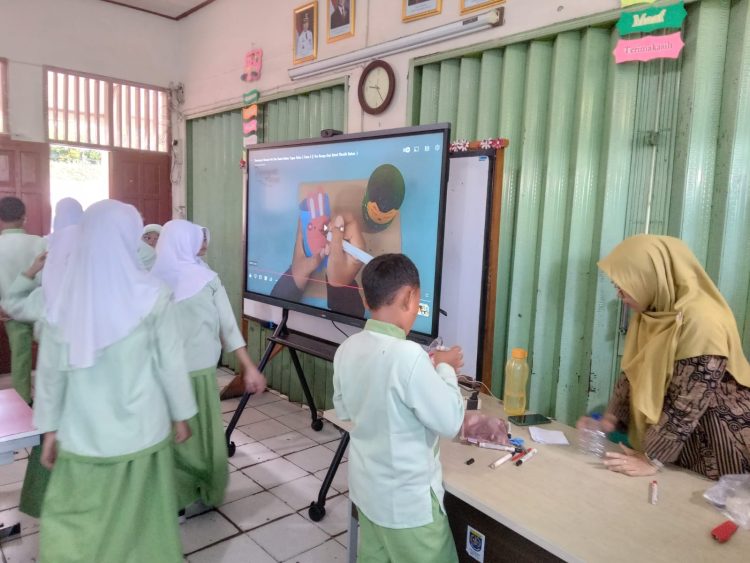 SDN Krukut 1 Manfaatkan Papan Interaktif, Wujudkan Pembelajaran Digital yang Menyenangkan