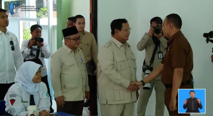 Kepala SDN Sukamaju 1 Depok Mengajar di Hadapan Presiden Prabowo pada Peluncuran Program Digitalisasi Pembelajaran