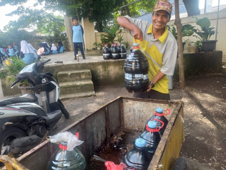 SDN Kedaung dan SDN Pengasinan 03 Kumpulkan Minyak Jelantah Terbanyak di Sawangan
