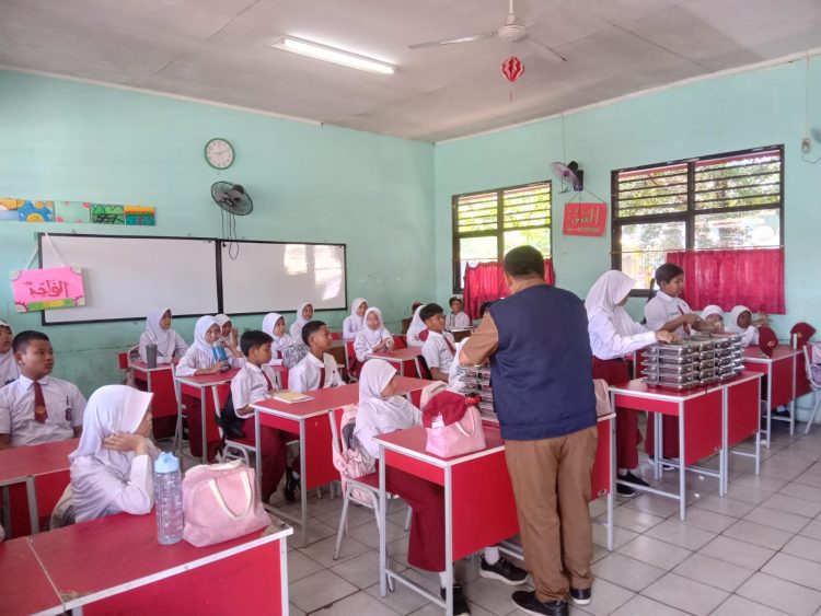 Wajah Ceria Siswa Warnai Peluncuran Program Makan Bergizi Gratis di SDN Limo 2