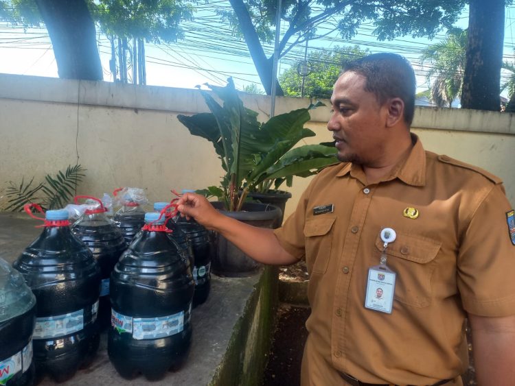SDN Sawangan 07 Serahkan 90 Liter Minyak Jelantah ke Titik Pengumpulan Kecamatan Sawangan