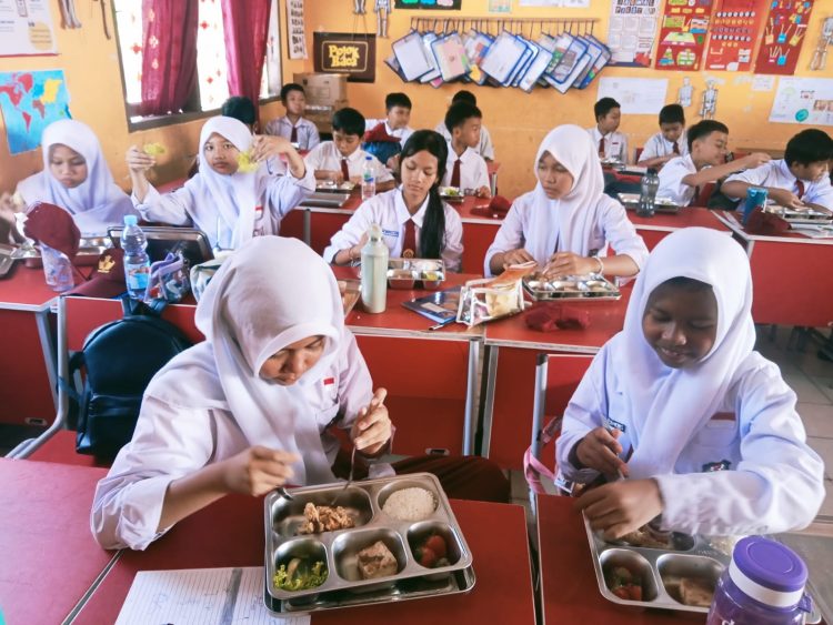 Hari Pertama Program Makan Bergizi Gratis di SDN Limo 3 Disambut Antusias Siswa