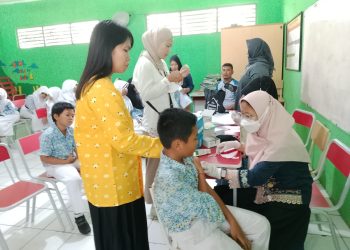 SDN Mekarjaya 20 Bersama Puskesmas Sukmajaya Laksanakan Bulan Imunisasi Anak Sekolah 2025