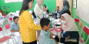SDN Mekarjaya 20 Bersama Puskesmas Sukmajaya Laksanakan Bulan Imunisasi Anak Sekolah 2025
