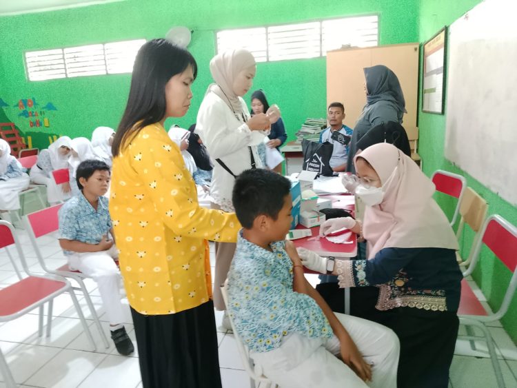 SDN Mekarjaya 20 Bersama Puskesmas Sukmajaya Laksanakan Bulan Imunisasi Anak Sekolah 2025