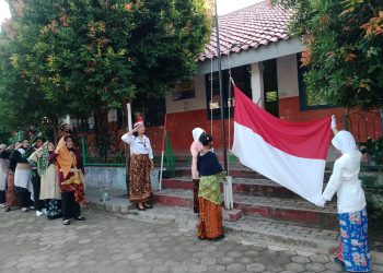 SDN Mekarjaya 20 Peringati Hari Pahlawan dengan Upacara dan Pawai Busana Kepahlawanan