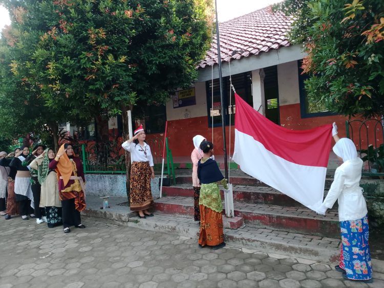 SDN Mekarjaya 20 Peringati Hari Pahlawan dengan Upacara dan Pawai Busana Kepahlawanan