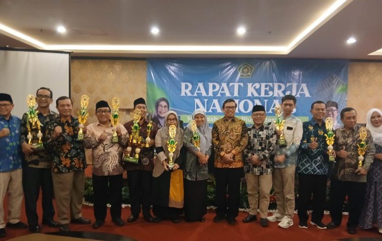 Tim Trinity KFR MAN 1 Bogor Raih Juara 3 Nasional Lomba Business Plan Rakernas MA Plus Keterampilan 2025